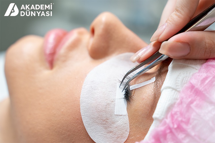 Kemer’de Kadınlar İçin Kirpik Lifting Kursu ile Meslek Edinin